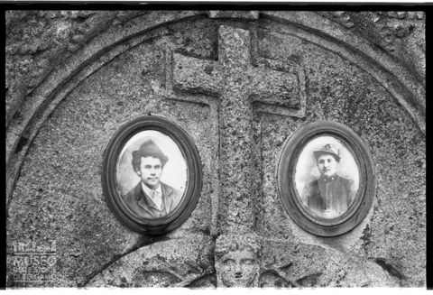 Lapide funeraria nel cimitero di Valsecca