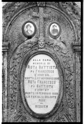 Lapide funeraria nel cimitero di Valsecca
