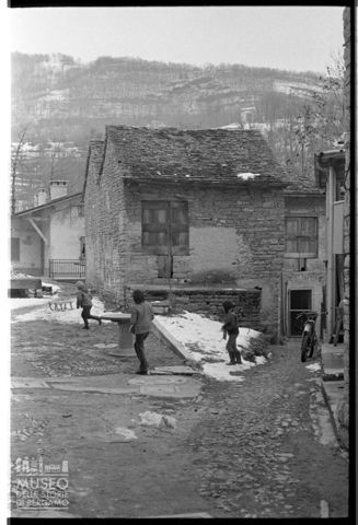 Scorcio di un centro abitato in Valle Imagna