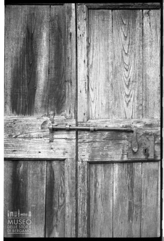 Particolare di una porta lignea a Fucine