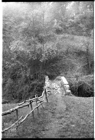 Ponticello in pietra nei pressi di Locatello