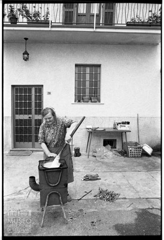 Donna che cucina la polenta