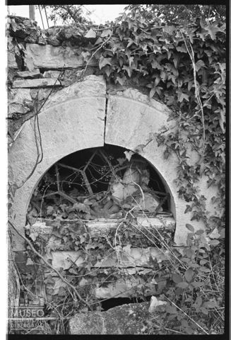 Apertura ad arco in un muro di cinta