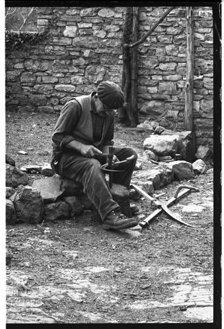Anziano al lavoro in Valle Imagna