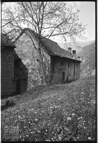Scorcio di un gruppo di case in Valle Imagna