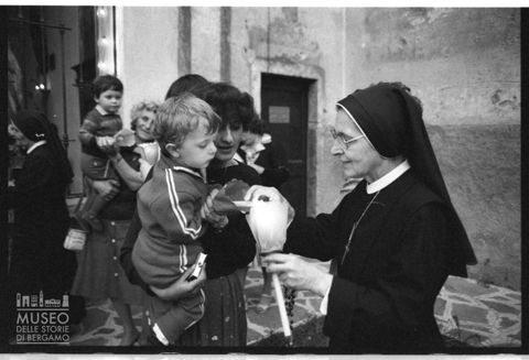 Preparativi per una processione in Valle Imagna