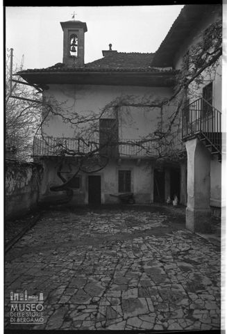 Scorcio del cortile di Ca' Berizzi a Regorda Imagna