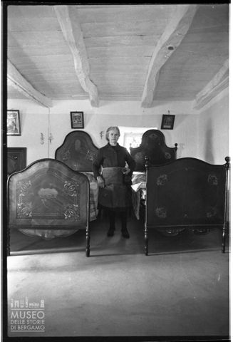 Ritratto di donna in interno
