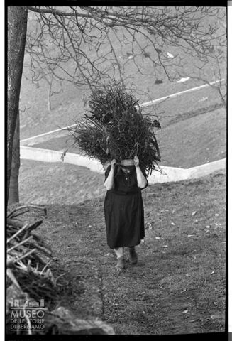 Donna al lavoro in Valle Imagna