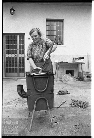 Donna che cucina la polenta in Valle Imagna