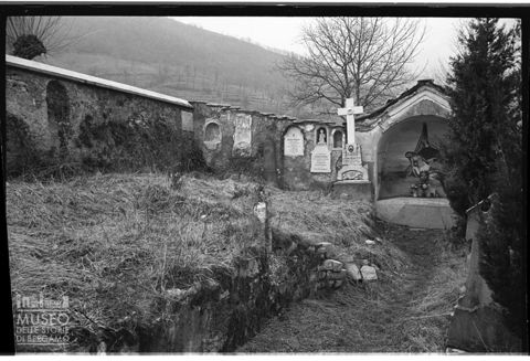 Un angolo del cimitero di Rota Fuori