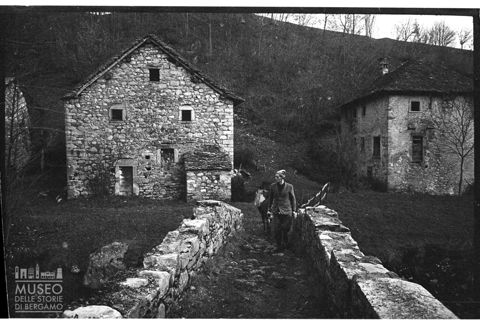 Vita contadina in una frazione di Locatello