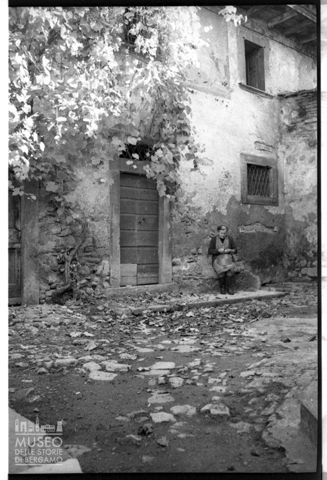 Donna che pela le patate a Ca' Prospero, presso Locatello