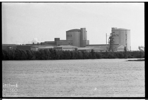 Delta del Po, stabilimento industriale sul Po di Venezia