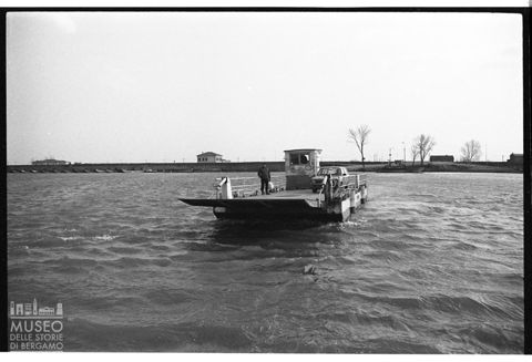 Delta del Po, traghetto in mezzo al fiume
