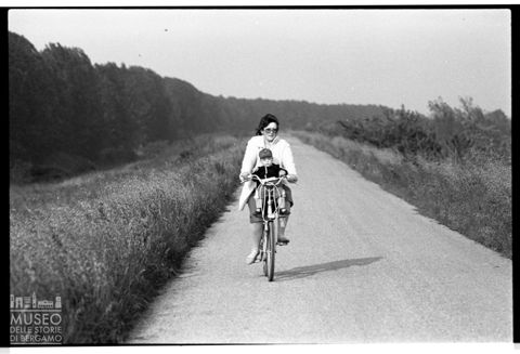 Delta del Po, donna con bambino in bicicletta