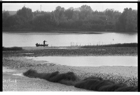 Delta del Po, paesaggio lagunare con pescatore
