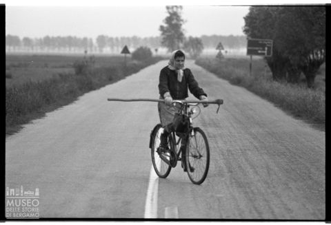 Delta del Po, donna in bicicletta