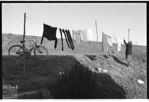 Delta del Po, donna che stende i panni