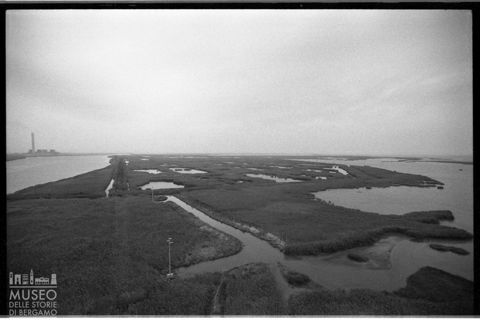Delta del Po, paesaggio lagunare con centrale termoelettrica di Porto Tolle