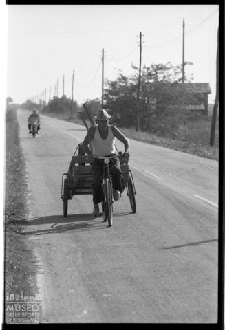 Delta del Po, uomo in bicicletta con carretto