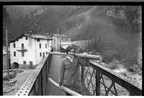 Cassiglio, donna sul Ponte di Ferro