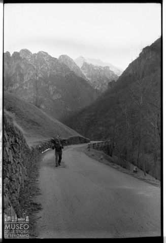 Scorcio di una strada dell'alta Valle Brembana