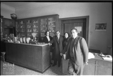 Liborio Bonifacio in una farmacia