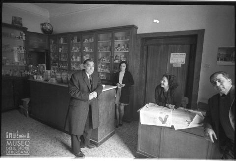 Liborio Bonifacio in una farmacia