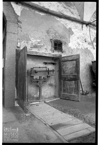 Antica pesa ricoverata in una nicchia