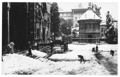 Piazza del Duomo con la neve