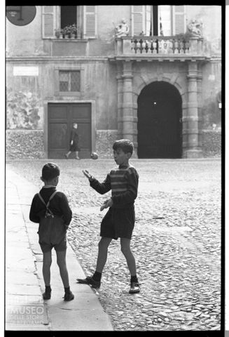 Due bambini in piazza Reginaldo Giuliani