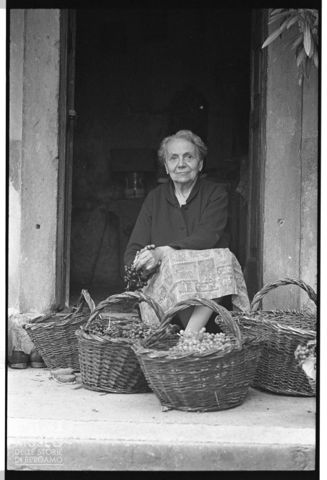 Ritratto di donna con cesti d'uva