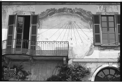 Facciata affrescata di una villa nel Parco del Ticino