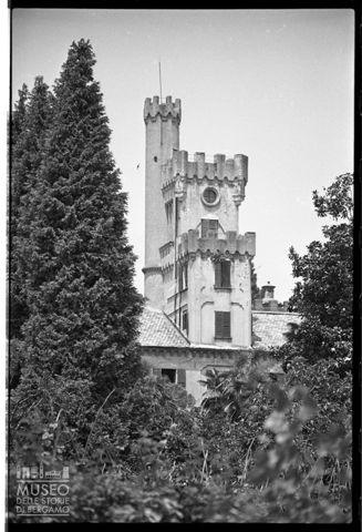 Villa turrita nel Parco del Ticino