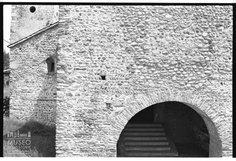 Arco a sesto ribassato in una chiesa nel Parco del Ticino