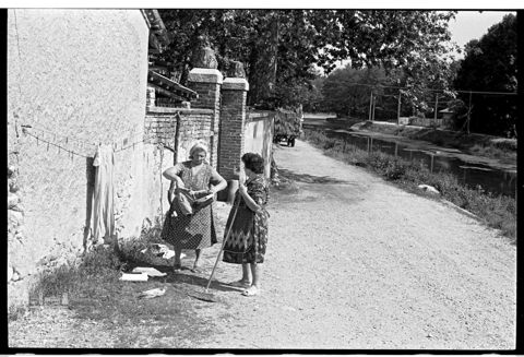 Scena di vita quotidiana lungo il Naviglio Grande a Turbigo