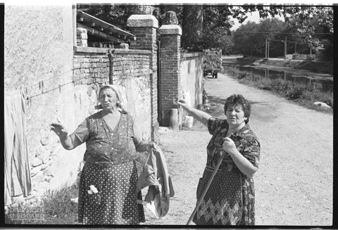 Scena di vita quotidiana lungo il Naviglio Grande a Turbigo