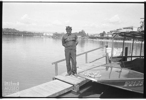 Barcarolo sul pontile di Castelletto sul Ticino