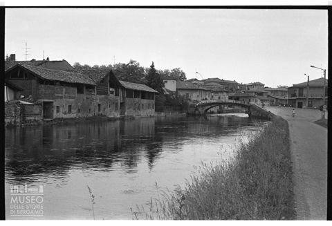Veduta di un centro abitato sul Naviglio Grande