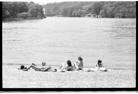 Bagnanti sul litorale ghiaioso lombardo del Ticino