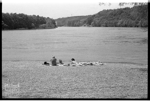 Bagnanti sul litorale ghiaioso lombardo del Ticino
