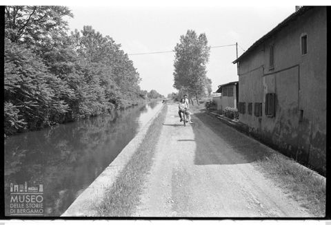 Coppia in bicicletta sul Naviglio di Bereguardo