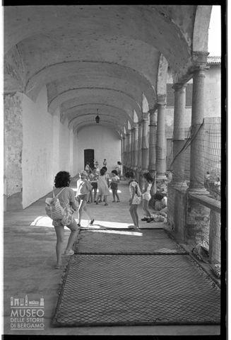 Bambini nel porticato del Castello di Gambolò