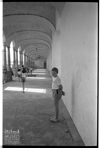 Bambini nel porticato del Castello di Gambolò