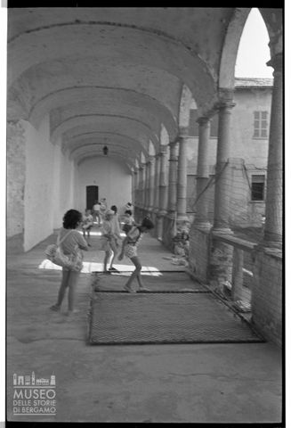 Bambini nel porticato del Castello di Gambolò