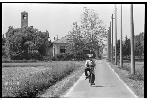 Uomo in bicicletta nel Parco del Ticino