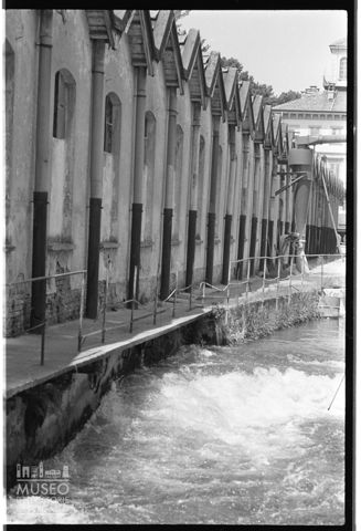 Casette modulari lungo un canale nel Parco del Ticino