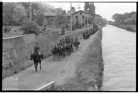 Batteria di artiglieria a cavallo lungo il Naviglio Grande