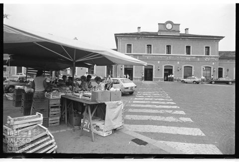 Mercato di fronte alla stazione ferroviaria di Pavia